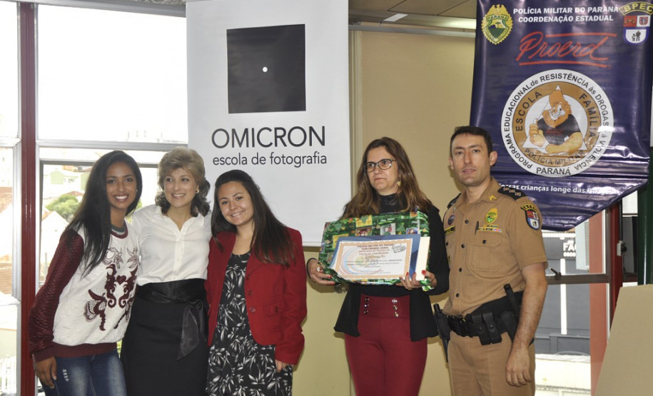 Estudantes de 13 escolas estaduais da Capital foram premiados nesta sexta-feira (16) pelo Núcleo Regional de Educação de Curitiba e pelo Batalhão da Patrulha Escolar Comunitária (BPEC) no concurso fotográfico Mostre seu talento. As produções fotográficas tiveram como foco as atuações comunitárias da Polícia Militar do Paraná.