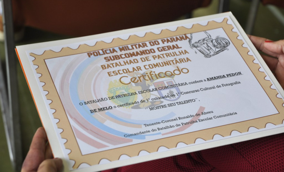 Estudantes de 13 escolas estaduais da Capital foram premiados nesta sexta-feira (16) pelo Núcleo Regional de Educação de Curitiba e pelo Batalhão da Patrulha Escolar Comunitária (BPEC) no concurso fotográfico Mostre seu talento. As produções fotográficas tiveram como foco as atuações comunitárias da Polícia Militar do Paraná.