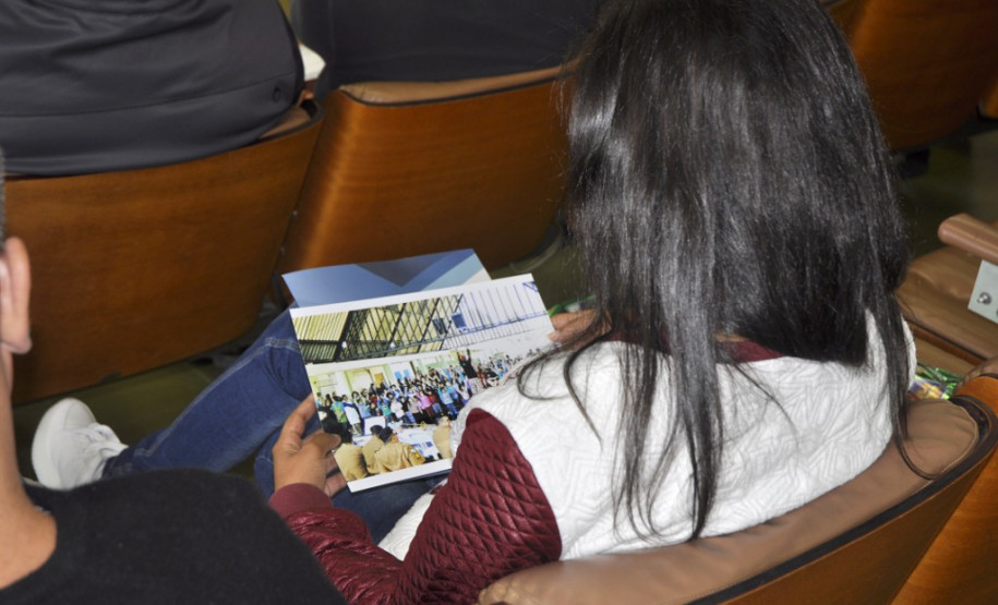 Estudantes de 13 escolas estaduais da Capital foram premiados nesta sexta-feira (16) pelo Núcleo Regional de Educação de Curitiba e pelo Batalhão da Patrulha Escolar Comunitária (BPEC) no concurso fotográfico Mostre seu talento. As produções fotográficas tiveram como foco as atuações comunitárias da Polícia Militar do Paraná.