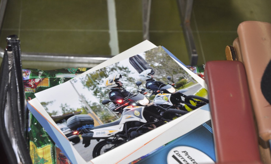 Estudantes de 13 escolas estaduais da Capital foram premiados nesta sexta-feira (16) pelo Núcleo Regional de Educação de Curitiba e pelo Batalhão da Patrulha Escolar Comunitária (BPEC) no concurso fotográfico Mostre seu talento. As produções fotográficas tiveram como foco as atuações comunitárias da Polícia Militar do Paraná.