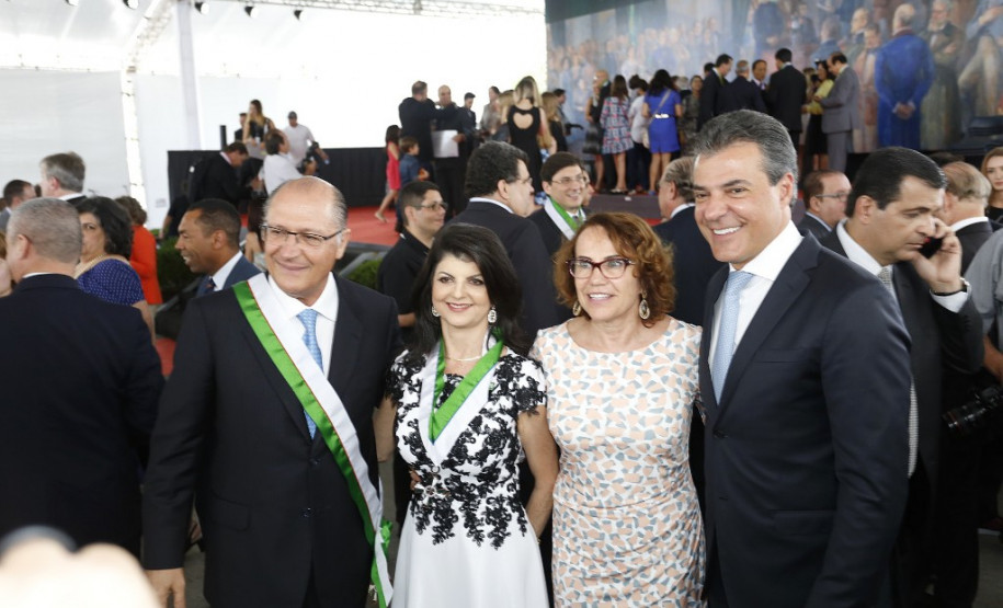 A professora Carla Milene Knechtel, de Cascavel, com mais de vinte anos dedicados ao magistério, disse que está muito grata