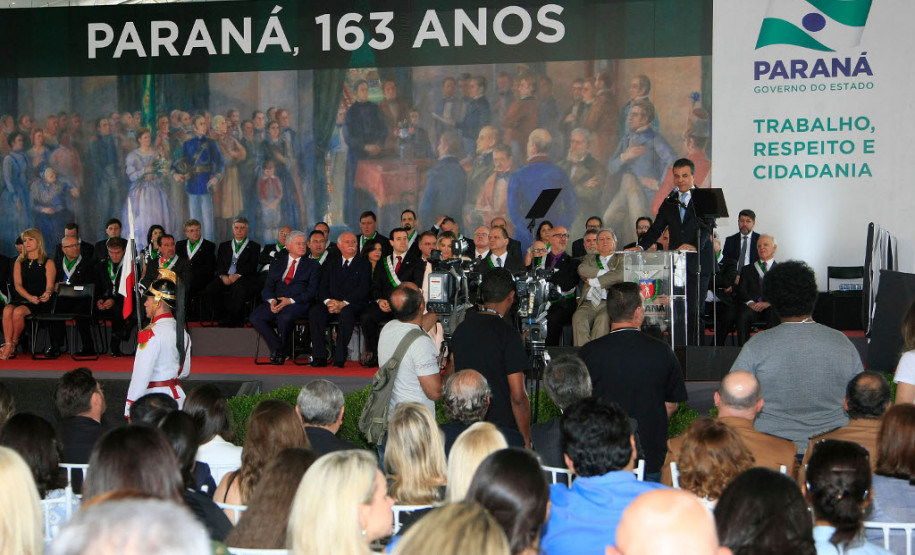 Dois professores da rede estadual do Paraná, junto com outras 35 personalidades das áreas da ciência, artes, religião, política, direito, economia, administração pública e empresários, foram condecorados com a Ordem Estadual do Pinheiro, a mais alta honraria concedida pelo Governo do Paraná. Esta foi a primeira vez que dois professores receberam a Ordem do Pinheiro como reconhecimento aos serviços prestados na área da educação.