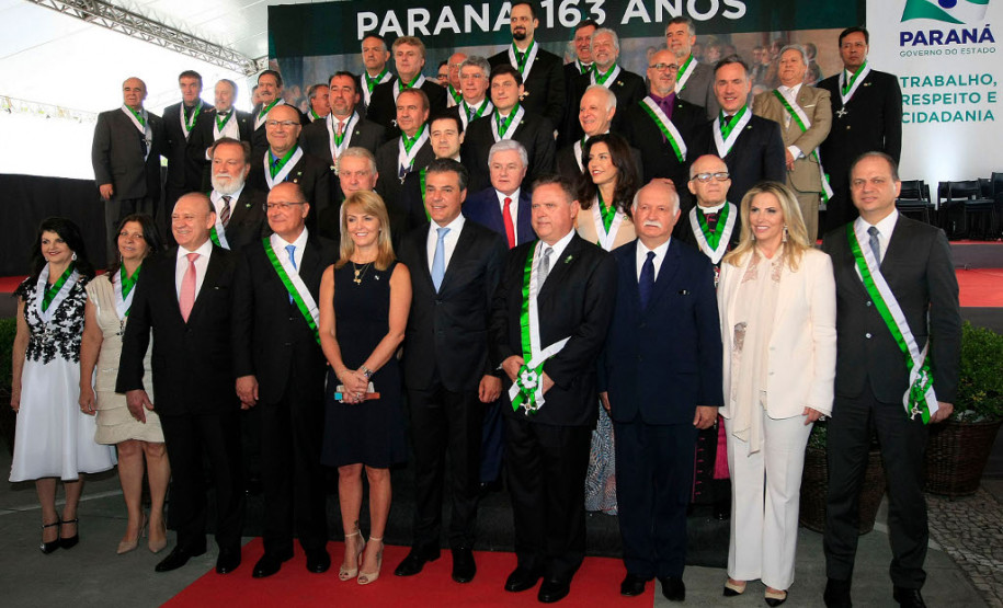 Dois professores da rede estadual do Paraná, junto com outras 35 personalidades das áreas da ciência, artes, religião, política, direito, economia, administração pública e empresários, foram condecorados com a Ordem Estadual do Pinheiro, a mais alta honraria concedida pelo Governo do Paraná. Esta foi a primeira vez que dois professores receberam a Ordem do Pinheiro como reconhecimento aos serviços prestados na área da educação.