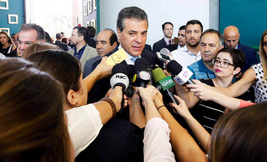 Dois professores da rede estadual do Paraná, junto com outras 35 personalidades das áreas da ciência, artes, religião, política, direito, economia, administração pública e empresários, foram condecorados com a Ordem Estadual do Pinheiro, a mais alta honraria concedida pelo Governo do Paraná. Esta foi a primeira vez que dois professores receberam a Ordem do Pinheiro como reconhecimento aos serviços prestados na área da educação.