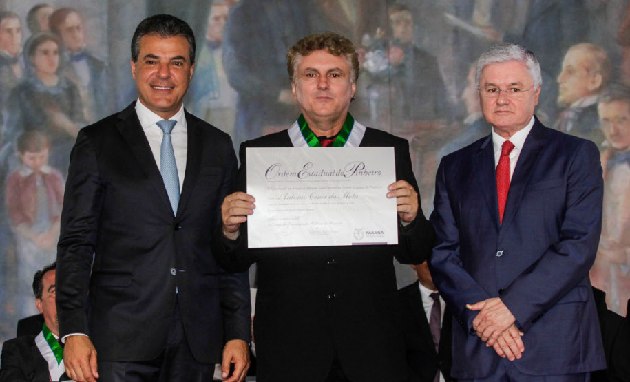 O professor Antonio César da Mota, de Cornélio Procópio, também ficou empolgado com a homenagem