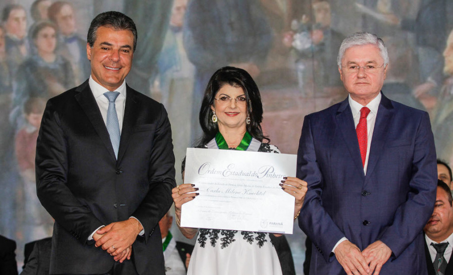 A professora Carla Milene Knechtel, de Cascavel, com mais de vinte anos dedicados ao magistério, disse que está muito grata