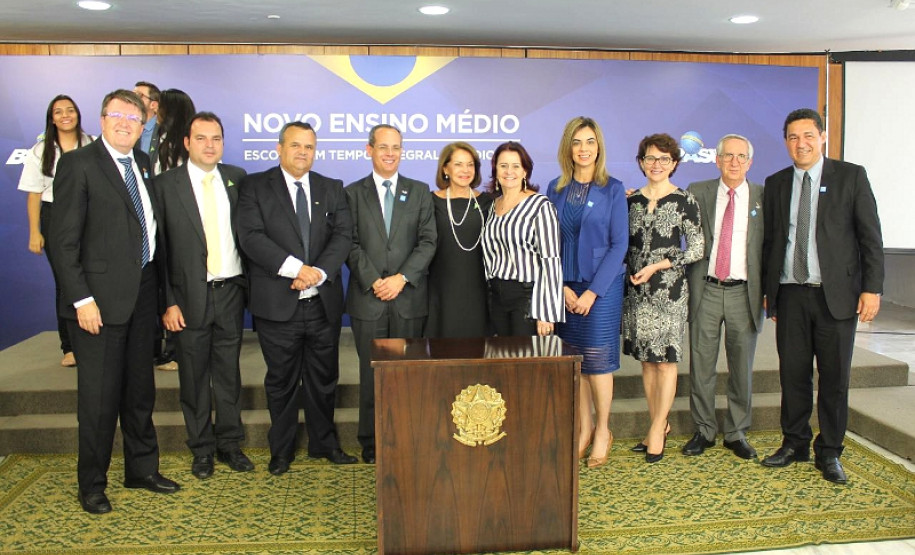 A Secretária de Estado da Educação, professora Ana Seres, e o diretor-geral da pasta, Edmundo da Veiga Neto, estiveram em Brasília (DF) nesta terça-feira (20) e receberam a confirmação do depósito de R$ 8,4 milhões do Fundo Nacional de Desenvolvimento da Educação (FNDE) ao Paraná. O valor se refere a um termo de compromisso e dois convênios e será utilizado para quitação de pagamentos de obras.