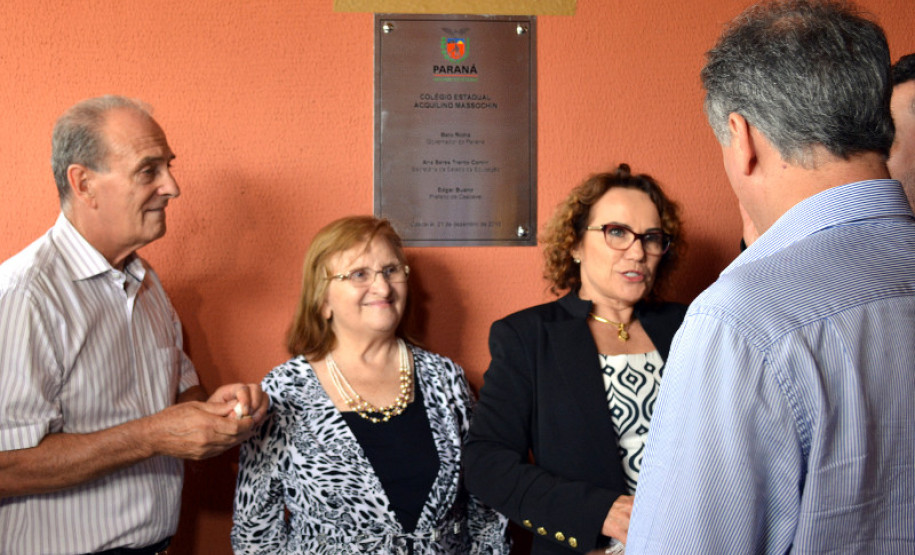 A população da região do bairro Canadá, em Cascavel, será atendida com uma nova escola entregue nesta quarta-feira (21). O Colégio Estadual Acquilino Massochin oferta mil vagas, nos ensinos fundamental e médio, e começa a funcionar para o ano letivo de 2017.

Com investimento de R$ 3,4 milhões, a unidade tem quase 3 mil metros quadrados de área construída e possui 12 salas de aula, laboratório, biblioteca, quadra e demais espaços, como refeitório e banheiros.