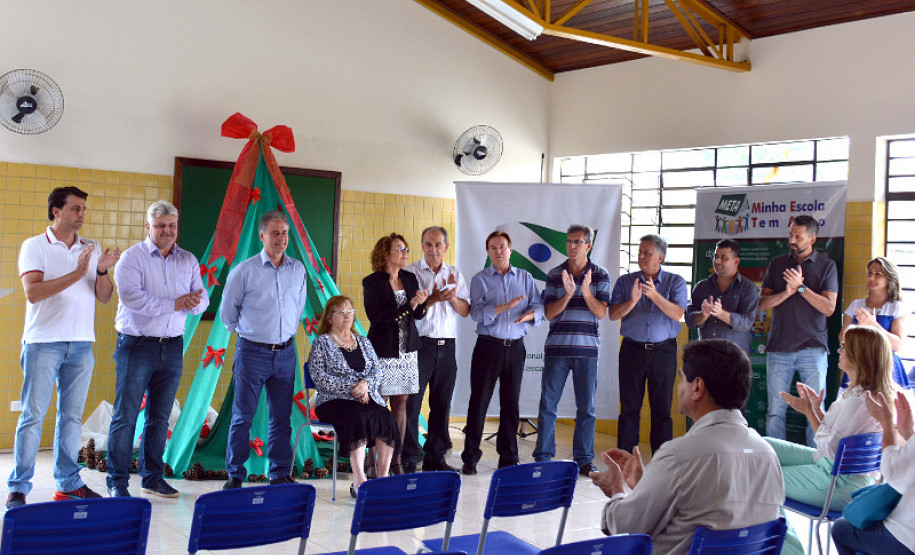 A população da região do bairro Canadá, em Cascavel, será atendida com uma nova escola entregue nesta quarta-feira (21). O Colégio Estadual Acquilino Massochin oferta mil vagas, nos ensinos fundamental e médio, e começa a funcionar para o ano letivo de 2017.

Com investimento de R$ 3,4 milhões, a unidade tem quase 3 mil metros quadrados de área construída e possui 12 salas de aula, laboratório, biblioteca, quadra e demais espaços, como refeitório e banheiros.