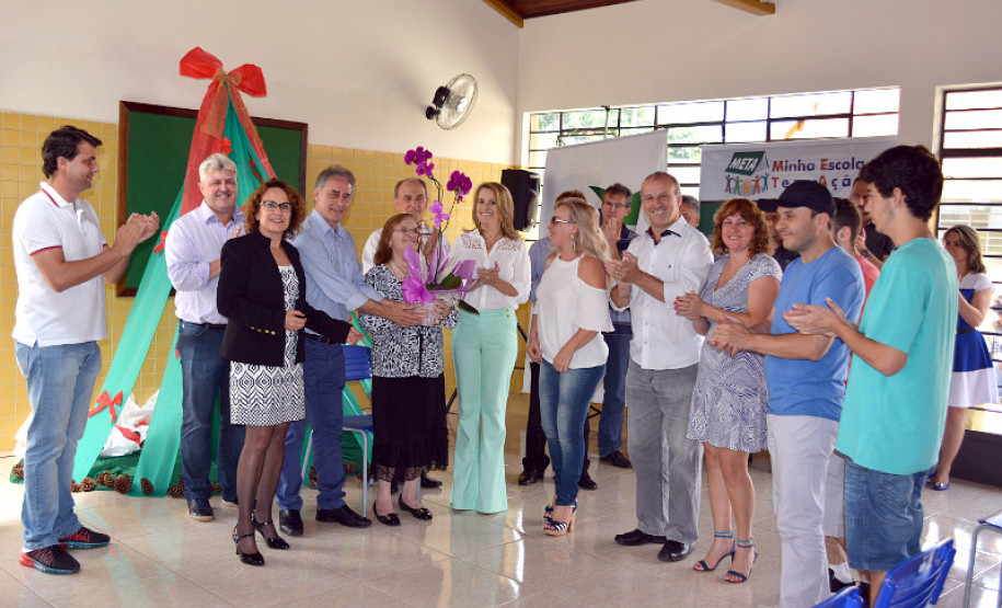 A população da região do bairro Canadá, em Cascavel, será atendida com uma nova escola entregue nesta quarta-feira (21). O Colégio Estadual Acquilino Massochin oferta mil vagas, nos ensinos fundamental e médio, e começa a funcionar para o ano letivo de 2017.

Com investimento de R$ 3,4 milhões, a unidade tem quase 3 mil metros quadrados de área construída e possui 12 salas de aula, laboratório, biblioteca, quadra e demais espaços, como refeitório e banheiros.