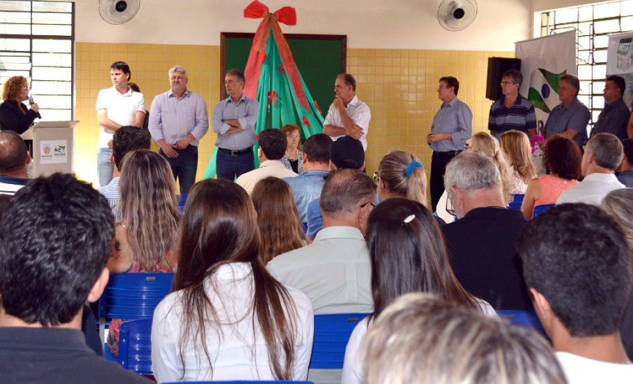 A população da região do bairro Canadá, em Cascavel, será atendida com uma nova escola entregue nesta quarta-feira (21). O Colégio Estadual Acquilino Massochin oferta mil vagas, nos ensinos fundamental e médio, e começa a funcionar para o ano letivo de 2017.

Com investimento de R$ 3,4 milhões, a unidade tem quase 3 mil metros quadrados de área construída e possui 12 salas de aula, laboratório, biblioteca, quadra e demais espaços, como refeitório e banheiros.