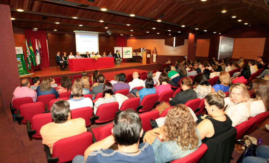 A Secretaria de Estado da Educação vai ampliar a abrangência do Prêmio de Gestão Escolar. Iniciado em 2015 com a participação de escolas de cinco dos 32 Núcleos Regionais, a meta é que em 2018 todas as 2,1 mil unidades da rede estadual possam disputar a premiação. No ano que vem será apresentado um projeto para que o prêmio vire lei no Estado. Na foto, cerimônia de premiação no NRE de Toledo, em 2016.