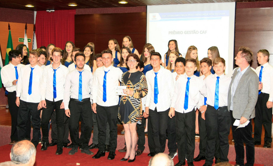 “Esse é um grande programa da Secretaria da Educação e pretendemos transformá-lo em lei e criar o Prêmio de Gestão Paraná, garantindo assim a valorização das boas práticas”, afirmou a secretária de Estado da Educação, professora Ana Seres