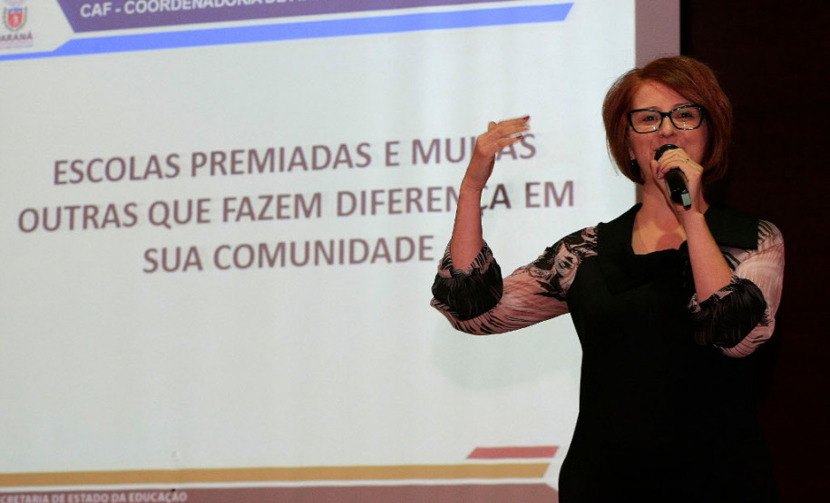 A Secretaria de Estado da Educação vai ampliar a abrangência do Prêmio de Gestão Escolar. Iniciado em 2015 com a participação de escolas de cinco dos 32 Núcleos Regionais, a meta é que em 2018 todas as 2,1 mil unidades da rede estadual possam disputar a premiação. No ano que vem será apresentado um projeto para que o prêmio vire lei no Estado. Na foto, cerimônia de premiação no NRE de Toledo, em 2016.