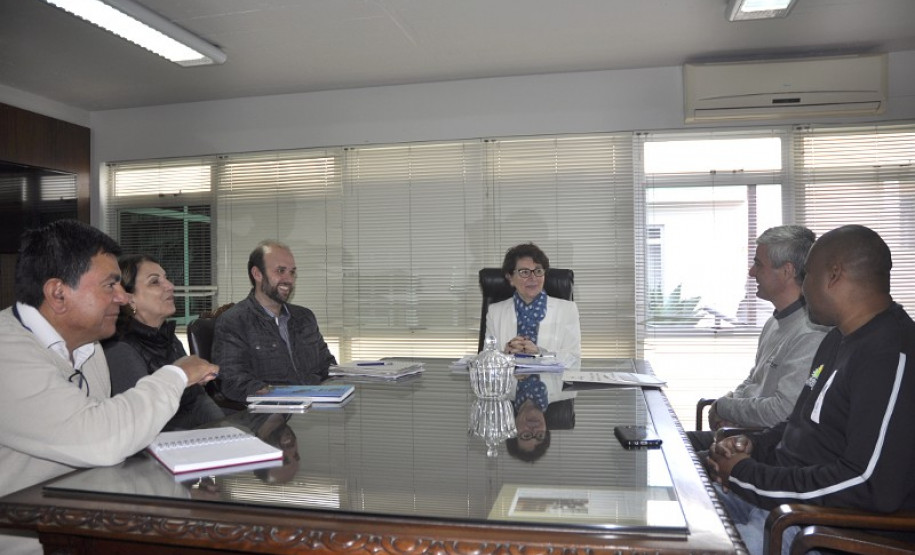 O Governo do Paraná, através das secretarias de estado da Educação e do Esporte e do Turismo, vai ampliar a oferta da prática de iniciação ao voleibol nas escolas da rede estadual. Neste ano duas novas escolas serão beneficiadas pela parceria entre o Governo do Estado e o Instituto Compartilhar.