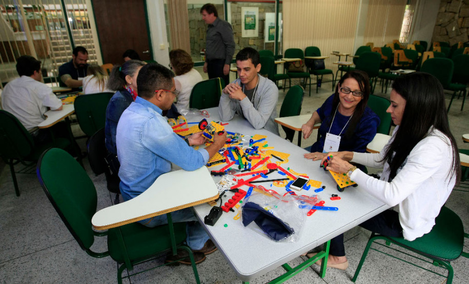 Escolas terão R$ 6,5 mi para fanfarra, robôs e formação O investimento é resultado da parceria do Governo do Paraná com o Ministério da Educação, por meio do Plano de Ações Articuladas (PAR)