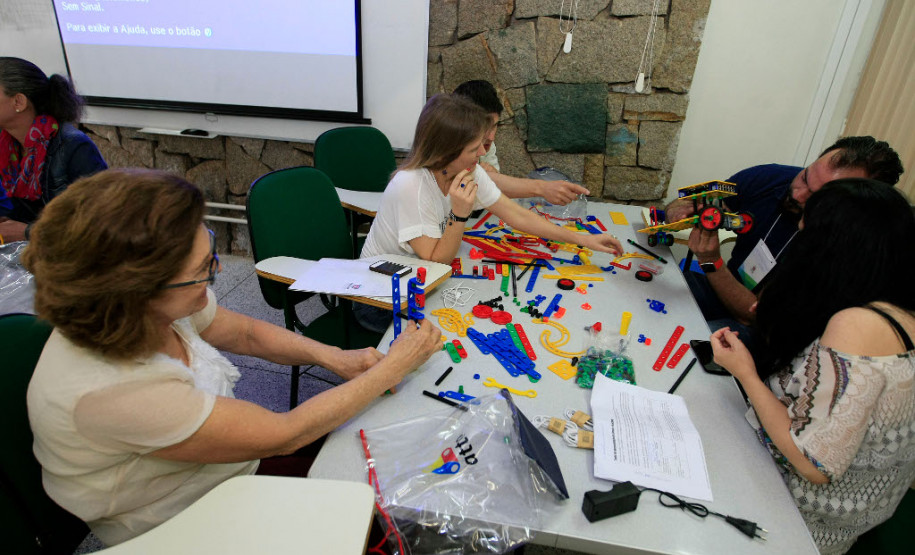 Escolas terão R$ 6,5 mi para fanfarra, robôs e formação O investimento é resultado da parceria do Governo do Paraná com o Ministério da Educação, por meio do Plano de Ações Articuladas (PAR)