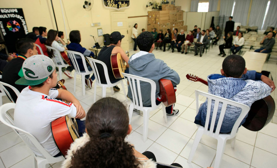 Escolas terão R$ 6,5 mi para fanfarra, robôs e formação O investimento é resultado da parceria do Governo do Paraná com o Ministério da Educação, por meio do Plano de Ações Articuladas (PAR)