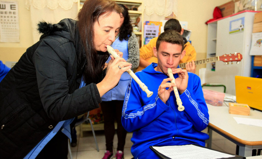 Escolas terão R$ 6,5 mi para fanfarra, robôs e formação O investimento é resultado da parceria do Governo do Paraná com o Ministério da Educação, por meio do Plano de Ações Articuladas (PAR)