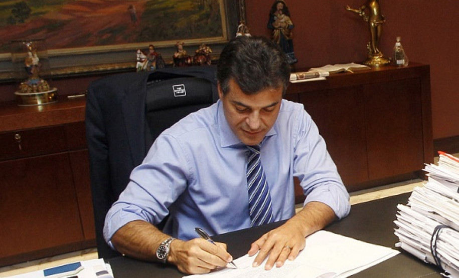 Governador autoriza implantação de progressões e promoções O governador Beto Richa autorizou a implantação das progressões e promoções dos servidores estaduais que a elas tiveram direito até dezembro de 2016, a partir da folha de pagamento de janeiro. Na educação, serão beneficiados cerca de 75 mil cargos de servidores, entre professores e funcionários. Ao todo, os benefícios representam cerca de R$ 40 milhões ao mês.