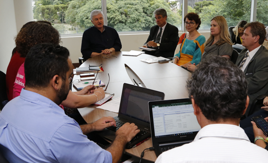 A Secretaria de Estado da Educação (SEED) vai promover alterações administrativas na distribuição de aulas extraordinárias e na chamada hora-atividade, que é o tempo que o professor tem disponível para corrigir e preparar provas e trabalhos e fazer seu planejamento de aulas.