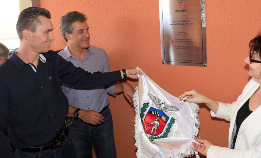 Governo do Paraná mais que dobrou os investimentos em 2016 Inauguração da Escola Estadual Professora Dilma Krohling Angélico, em Catanduvas