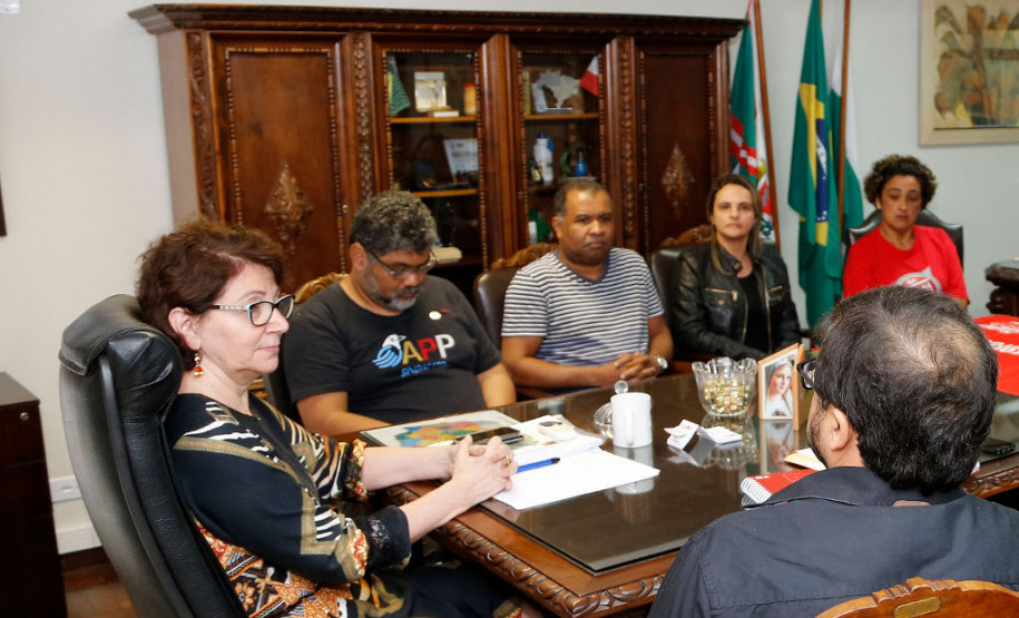 A secretária estadual da Educação, Ana Seres, recebeu nesta quinta-feira (26) um grupo de sindicalistas que lideram a ocupação da sede da secretaria, em Curitiba, e disse que o governo quer manter o diálogo aberto com os professores, desde que haja reciprocidade dos representantes do magistério.