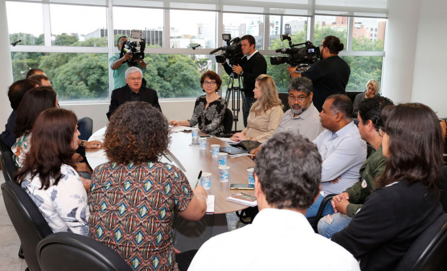 O chefe da Casa Civil Valdir Rossoni reafirmou nesta sexta-feira (27) que o Governo não vai revogar nenhuma das medidas adotadas para regulamentar a hora-atividade de professores e a distribuição de aulas extraordinárias na rede estadual de Educação. “Está implantado e não vai haver recuo”, afirmou o secretário durante reunião com dirigentes da APP-Sindicato, no Palácio Iguaçu.