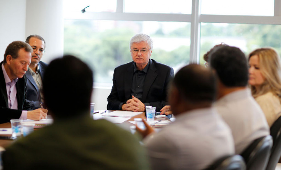 O chefe da Casa Civil Valdir Rossoni reafirmou nesta sexta-feira (27) que o Governo não vai revogar nenhuma das medidas adotadas para regulamentar a hora-atividade de professores e a distribuição de aulas extraordinárias na rede estadual de Educação. “Está implantado e não vai haver recuo”, afirmou o secretário durante reunião com dirigentes da APP-Sindicato, no Palácio Iguaçu.