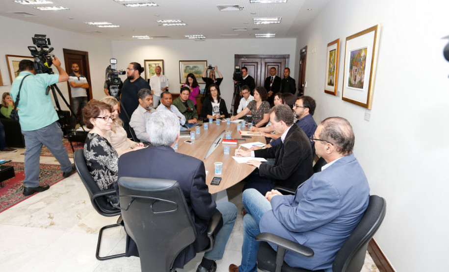 O chefe da Casa Civil Valdir Rossoni reafirmou nesta sexta-feira (27) que o Governo não vai revogar nenhuma das medidas adotadas para regulamentar a hora-atividade de professores e a distribuição de aulas extraordinárias na rede estadual de Educação. “Está implantado e não vai haver recuo”, afirmou o secretário durante reunião com dirigentes da APP-Sindicato, no Palácio Iguaçu.