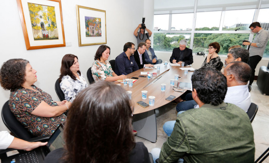 O chefe da Casa Civil Valdir Rossoni reafirmou nesta sexta-feira (27) que o Governo não vai revogar nenhuma das medidas adotadas para regulamentar a hora-atividade de professores e a distribuição de aulas extraordinárias na rede estadual de Educação. “Está implantado e não vai haver recuo”, afirmou o secretário durante reunião com dirigentes da APP-Sindicato, no Palácio Iguaçu.