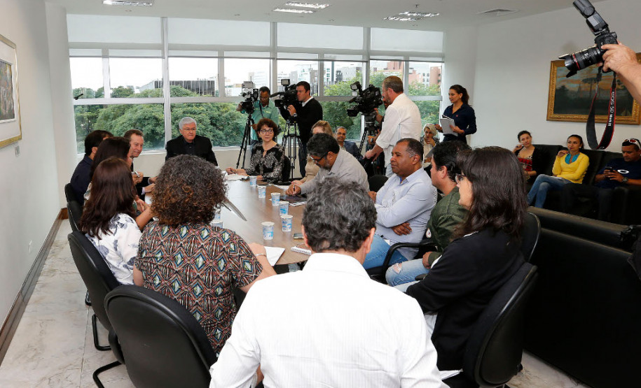 O chefe da Casa Civil Valdir Rossoni reafirmou nesta sexta-feira (27) que o Governo não vai revogar nenhuma das medidas adotadas para regulamentar a hora-atividade de professores e a distribuição de aulas extraordinárias na rede estadual de Educação. “Está implantado e não vai haver recuo”, afirmou o secretário durante reunião com dirigentes da APP-Sindicato, no Palácio Iguaçu.