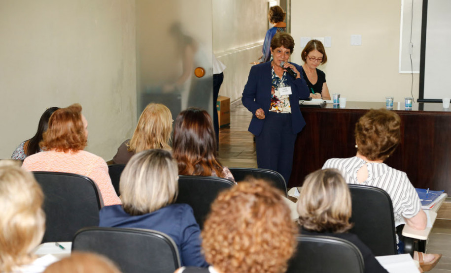 A secretária da Educação, professora Ana Seres, reuniu nesta segunda-feira (30), em Curitiba, os 32 chefes de Núcleos Regionais da Educação para tratar de assuntos administrativos e pedagógicos, como início do ano letivo, semana pedagógica,infraestrutura e distribuição de aulas. Esta é a segunda reunião de trabalho do ano com a presença de todas as chefias de Núcleo e da direção da secretaria.