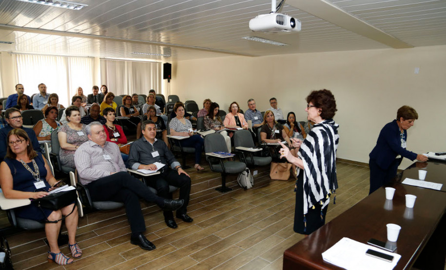 A secretária da Educação, professora Ana Seres, reuniu nesta segunda-feira (30), em Curitiba, os 32 chefes de Núcleos Regionais da Educação para tratar de assuntos administrativos e pedagógicos, como início do ano letivo, semana pedagógica,infraestrutura e distribuição de aulas. Esta é a segunda reunião de trabalho do ano com a presença de todas as chefias de Núcleo e da direção da secretaria.