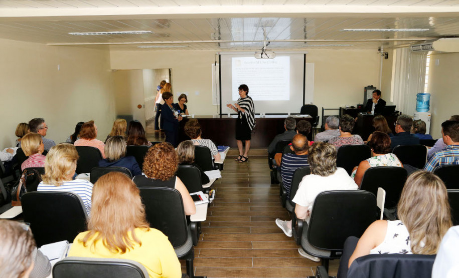 A secretária da Educação, professora Ana Seres, reuniu nesta segunda-feira (30), em Curitiba, os 32 chefes de Núcleos Regionais da Educação para tratar de assuntos administrativos e pedagógicos, como início do ano letivo, semana pedagógica,infraestrutura e distribuição de aulas. Esta é a segunda reunião de trabalho do ano com a presença de todas as chefias de Núcleo e da direção da secretaria.