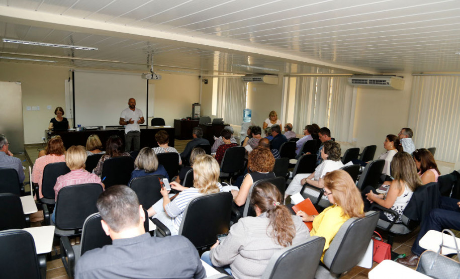 A secretária da Educação, professora Ana Seres, reuniu nesta segunda-feira (30), em Curitiba, os 32 chefes de Núcleos Regionais da Educação para tratar de assuntos administrativos e pedagógicos, como início do ano letivo, semana pedagógica,infraestrutura e distribuição de aulas. Esta é a segunda reunião de trabalho do ano com a presença de todas as chefias de Núcleo e da direção da secretaria.