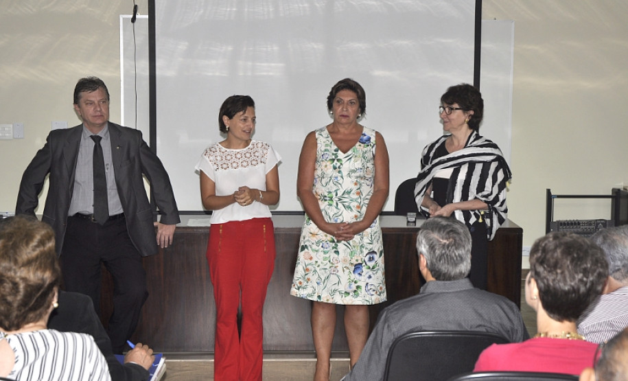 A secretária da Educação, professora Ana Seres, reuniu nesta segunda-feira (30), em Curitiba, os 32 chefes de Núcleos Regionais da Educação para tratar de assuntos administrativos e pedagógicos, como início do ano letivo, semana pedagógica,infraestrutura e distribuição de aulas