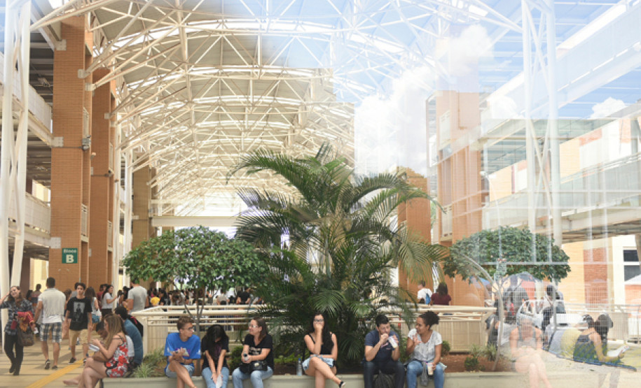 Alunos que cursaram todo o ensino médio na rede estadual de educação do Paraná podem concorrer a bolsas integrais ou parciais.