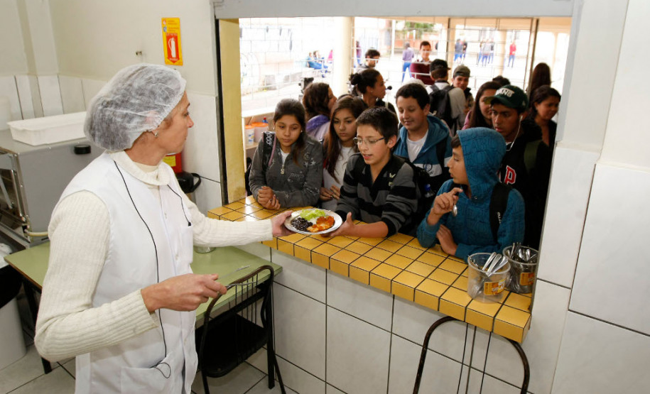 O Governo do Paraná deposita nesta terça-feira (31), junto com o pagamento de janeiro, os valores referentes à implantação das promoções e progressões dos profissionais da educação (professores e funcionários). São aproximadamente 75 mil benefícios implantados, no valor total de R$ 42,7 milhões.