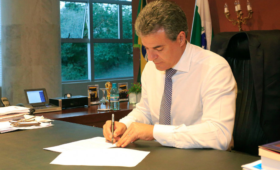 Governador autoriza R$ 250 milhões para educação especial O governador Beto Richa autorizou nesta segunda-feira (30) a transferência de R$ 250 milhões do Estado para organizações da sociedade civil que mantêm escolas e centros educacionais especializados no atendimento de estudantes com deficiências, múltiplas deficiências e transtornos globais do desenvolvimento.