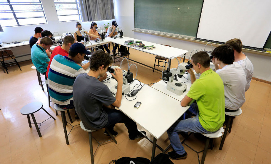 Universidades estaduais recebem 96 mil inscrições no Sisu A Universidade Estadual de Londrina (UEL) recebeu 13.994 inscrições para 600 vagas; na Universidade Estadual do Centro-Oeste (Unicentro) foram 15.490 inscritos para 1.115 vagas; a Universidade Estadual do Norte do Paraná (Uenp) teve 7.581 candidatos para 293 vagas; a Universidade Estadual do Oeste do Paraná (Unioeste) 25.411 para 1.228 vagas e a Universidade Estadual do Paraná (Unespar) registrou 20.417 inscrições para 1.487 vagas.