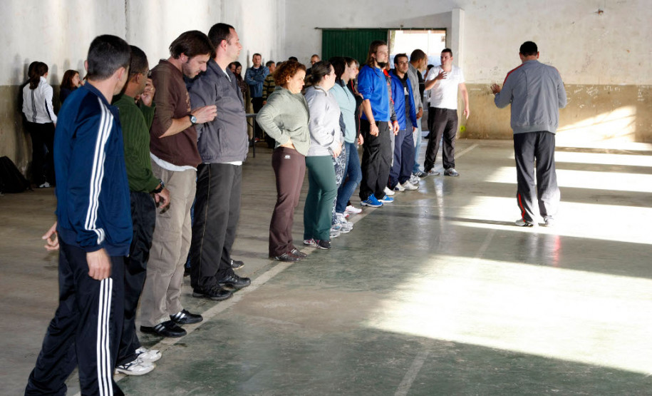 Rede estadual traz mais benefícios do que rede privada Quando o assunto é hora-atividade, as escolas particulares oferecem um acréscimo de 12% do salário do docente para a preparação de atividades e correções de provas e trabalhos, desde que ela seja cumprida dentro da instituição de ensino. Caso o professor opte por desempenhá-las em outro local, não há benefício.