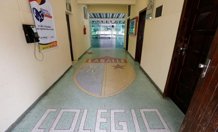 Uma comissão formada por estudantes, professores e funcionários do Colégio Estadual La Salle, localizado no bairro Pinheirinho, em Curitiba, vai acompanhar as obras de reformas e melhorias da unidade, contemplada pelo programa Escola 1000. O programa, lançado no ano passado, vai reformar mil escolas da rede estadual, totalizando investimento de R$ 100 milhões. Cada unidade recebeu R$ 100 mil e as obras foram definidas em audiências públicas com a comunidade.