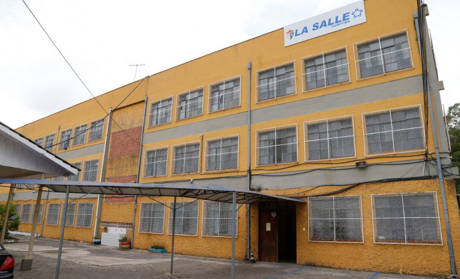 Uma comissão formada por estudantes, professores e funcionários do Colégio Estadual La Salle, localizado no bairro Pinheirinho, em Curitiba, vai acompanhar as obras de reformas e melhorias da unidade, contemplada pelo programa Escola 1000. O programa, lançado no ano passado, vai reformar mil escolas da rede estadual, totalizando investimento de R$ 100 milhões. Cada unidade recebeu R$ 100 mil e as obras foram definidas em audiências públicas com a comunidade.