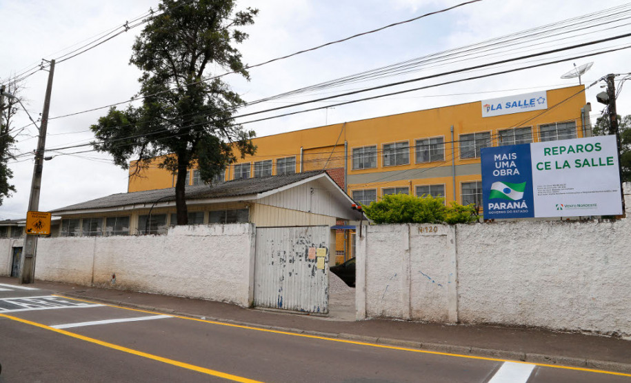 Uma comissão formada por estudantes, professores e funcionários do Colégio Estadual La Salle, localizado no bairro Pinheirinho, em Curitiba, vai acompanhar as obras de reformas e melhorias da unidade, contemplada pelo programa Escola 1000. O programa, lançado no ano passado, vai reformar mil escolas da rede estadual, totalizando investimento de R$ 100 milhões. Cada unidade recebeu R$ 100 mil e as obras foram definidas em audiências públicas com a comunidade.