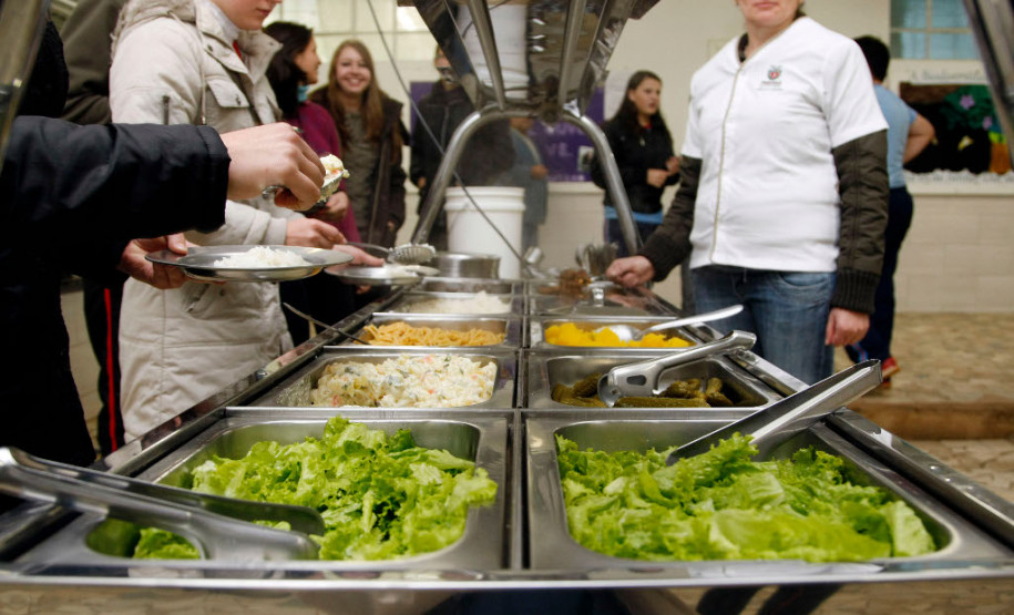 Na prática, a resolução que instruiu a distribuição alterou dois itens, um referente à hora-atividade e outro aos critérios de classificação para assumir aulas extraordinárias. “Isso garante mais tempo do professor estatutário em sala de aula, é isso que queremos”, explicou Ana Seres, lembrando que o governador Beto Richa autorizou esta semana que mais 339 professores concursados fossem chamados.