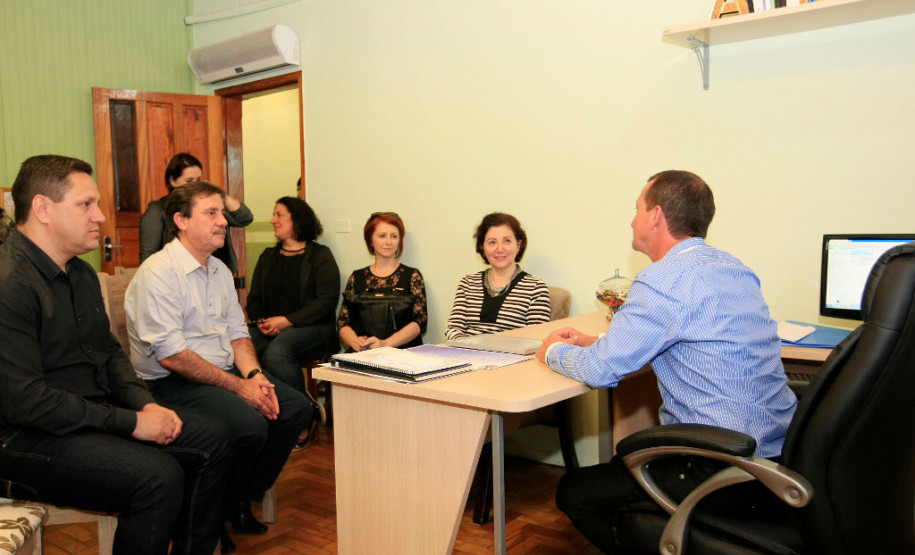 A distribuição de aulas para os mais de 50 mil professores do Quadro Próprio do Magistério (QPM) está mais transparente este ano. A Secretaria de Estado da Educação, em parceria com a Celepar, colocou no ar o novo sistema de distribuição informatizada, que contempla todas as aulas disponíveis nos 32 Núcleos Regionais de Educação do Paraná. Até o ano passado, a distribuição era feita manualmente e o processo completo demorava até 30 dias para ser concluído.