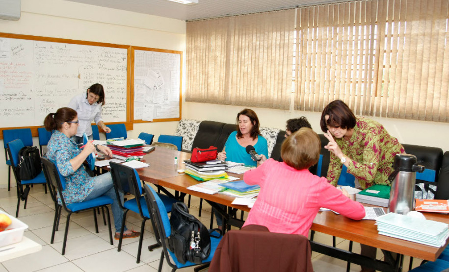 A distribuição de aulas para os mais de 50 mil professores do Quadro Próprio do Magistério (QPM) está mais transparente este ano. A Secretaria de Estado da Educação, em parceria com a Celepar, colocou no ar o novo sistema de distribuição informatizada, que contempla todas as aulas disponíveis nos 32 Núcleos Regionais de Educação do Paraná. Até o ano passado, a distribuição era feita manualmente e o processo completo demorava até 30 dias para ser concluído.
