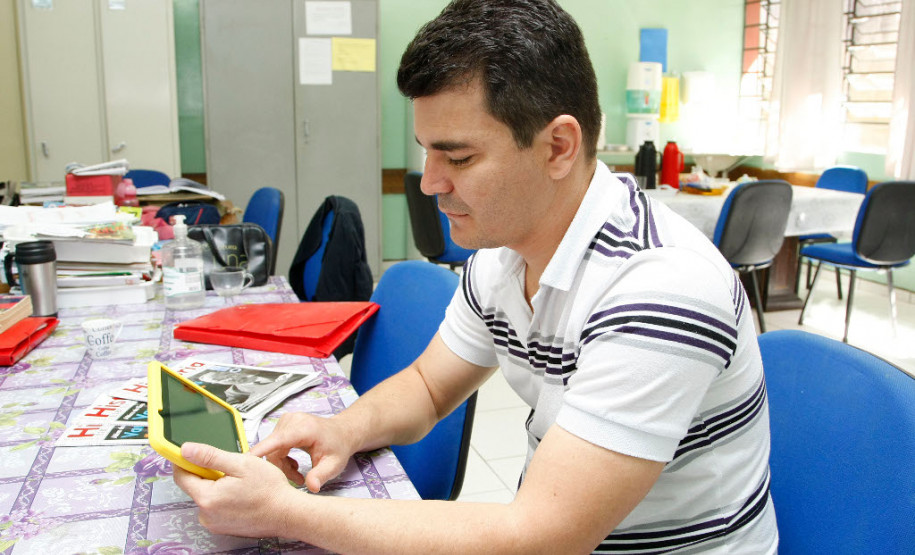 A distribuição de aulas para os mais de 50 mil professores do Quadro Próprio do Magistério (QPM) está mais transparente este ano. A Secretaria de Estado da Educação, em parceria com a Celepar, colocou no ar o novo sistema de distribuição informatizada, que contempla todas as aulas disponíveis nos 32 Núcleos Regionais de Educação do Paraná. Até o ano passado, a distribuição era feita manualmente e o processo completo demorava até 30 dias para ser concluído.