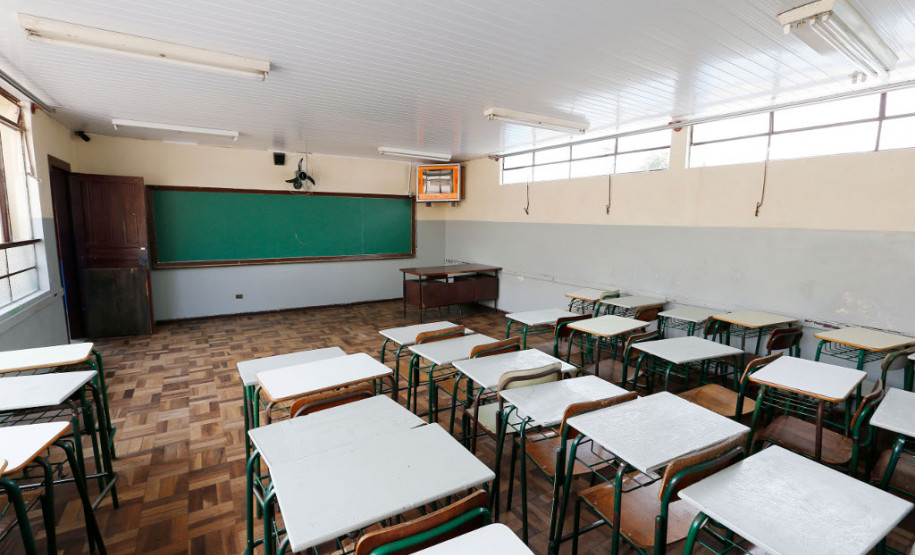 Rede estadual se prepara para o início do ano letivo No Colégio Estadual Romário Martins, em Piraquara, na Região Metropolitana de Curitiba, oito funcionários trabalham para deixar a escola pronta para recepcionar os 1